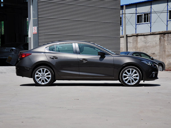 长安马自达  三厢 2.0L 自动 车辆正右侧