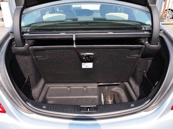 奔驰(进口)  S320L 后备箱局部特写