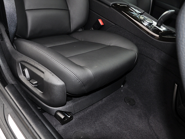 华晨宝马 528Li 副驾驶席下方储物空间