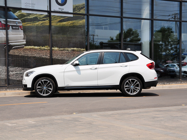 华晨宝马  sDrive18i 车辆左正侧视角