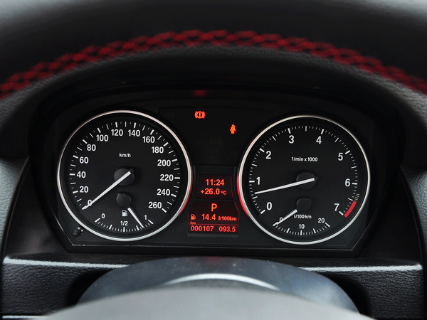 华晨宝马  sDrive18i 方向盘后方仪表盘