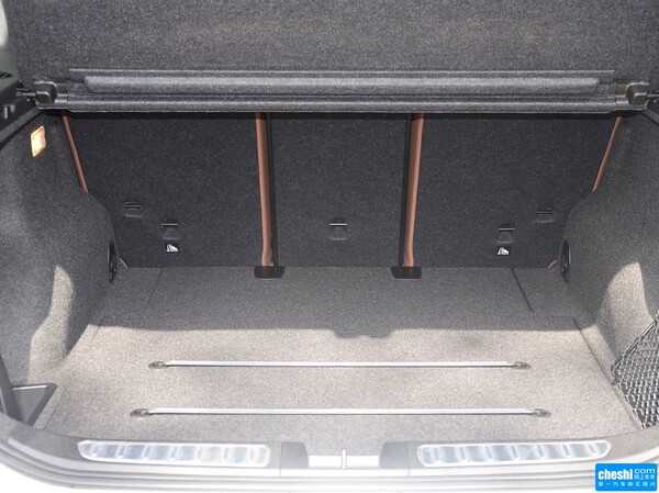 华晨宝马  sDrive20i 后备箱局部特写