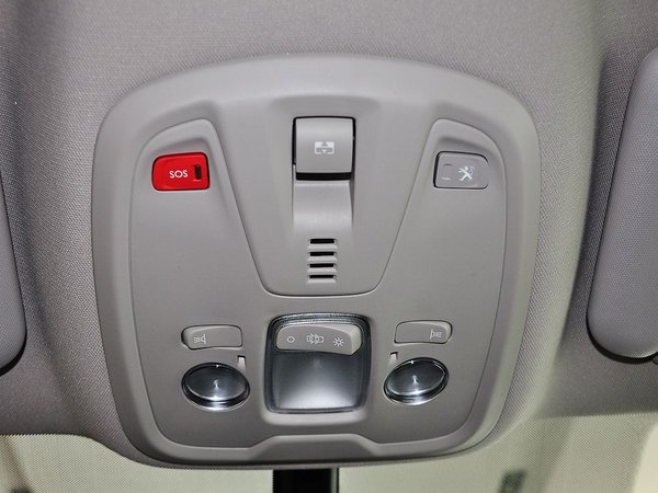 东风标致  1.6T 自动 前排车顶中央特写