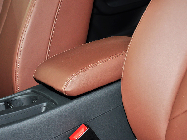 一汽奥迪  45 TFSI quattro 前排座椅中央中间