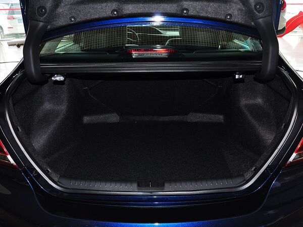 东风本田  1.8L 自动 后备箱局部特写