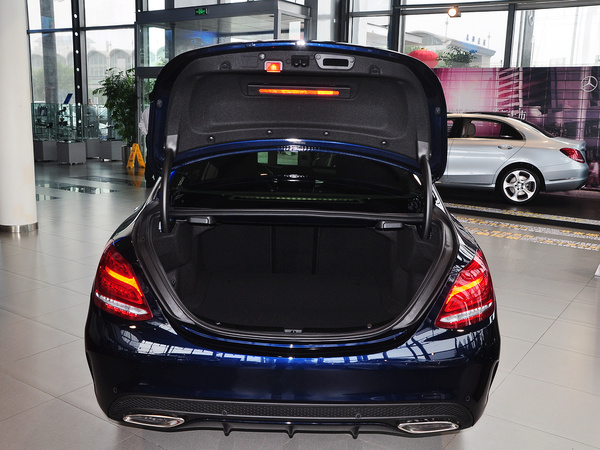 北京奔驰  C 200 L 后备箱整体特写