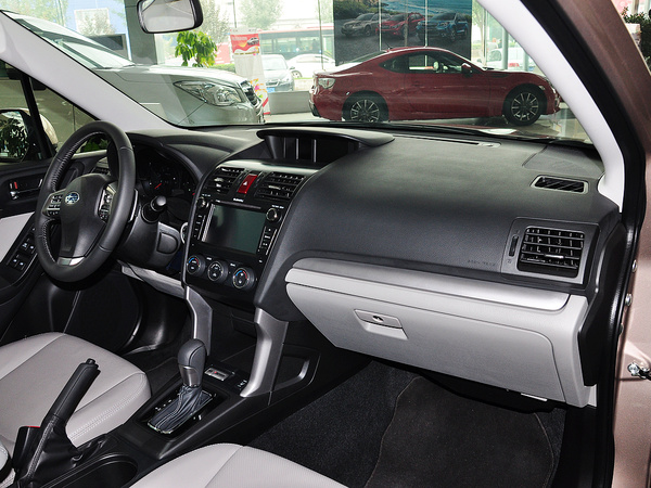 斯巴鲁  2.0i 自动 中控台右侧