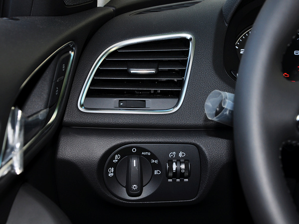 一汽奥迪  30 TFSI 方向盘左后仪表台