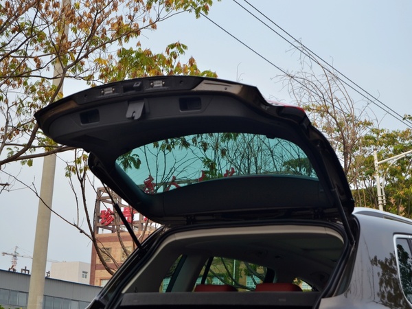 上海大众  2.0TSI 自动 后备箱闭合方式特写