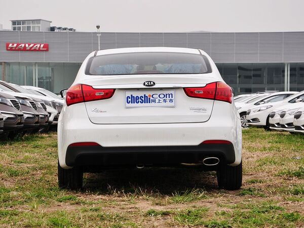 东风悦达起亚 1.6L 自动 车辆正后方尾部视角