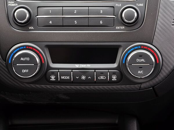 东风悦达起亚 1.6L 自动 中控台下方特写