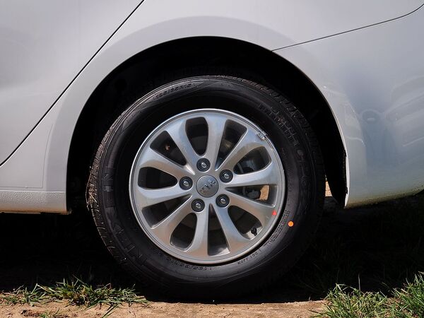 东风悦达起亚 1.6L 手动 后轮整体照片