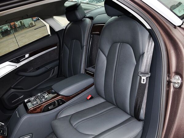 奥迪(进口) 50 TFSI 第二排座椅45度视角