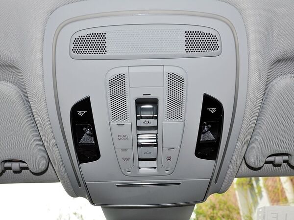 奥迪(进口) 50 TFSI 前排车顶中央特写