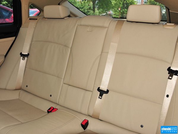 宝马(进口)  xDrive20i 第二排座椅正视图