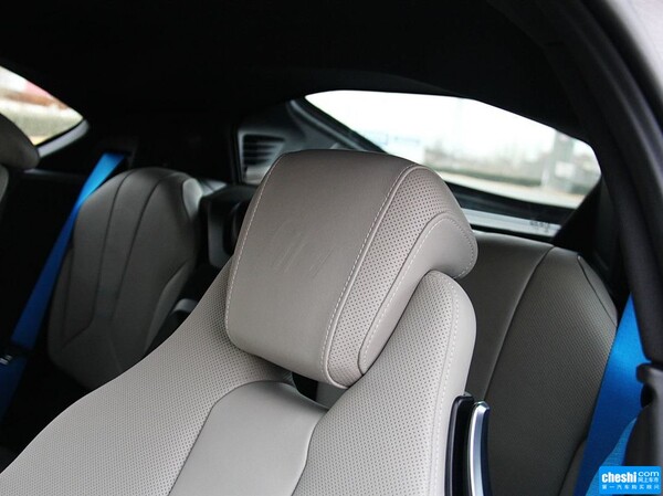 BMW i  1.5T 自动 驾驶席座椅头枕特写