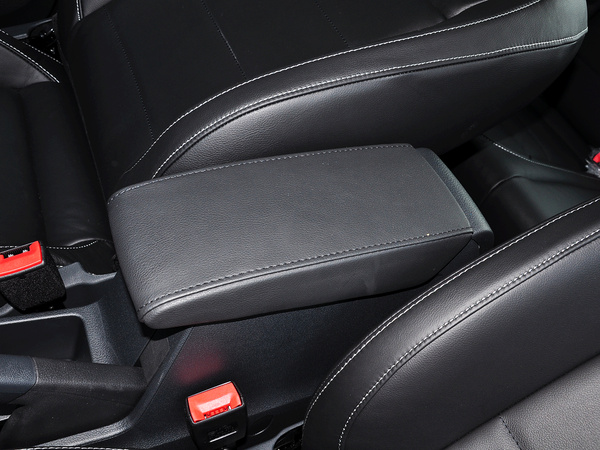 上海大众  1.4TSI DSG 前排座椅中央中间