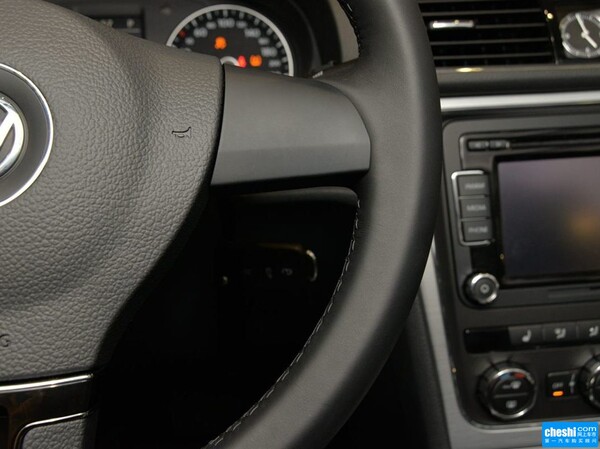 上汽大眾  1.8TSI DSG 方向盤右側(cè)