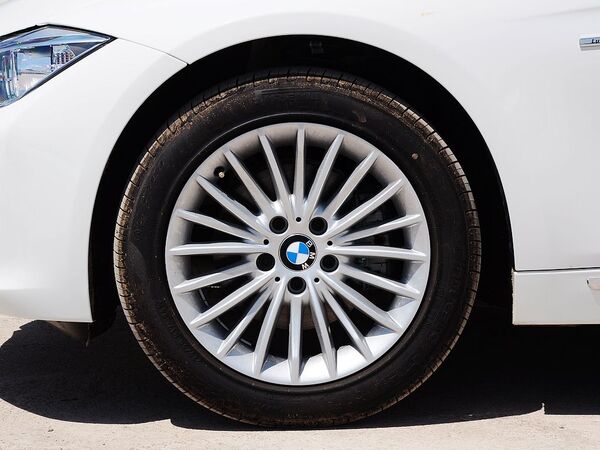 华晨宝马  328Li 前轮整体照片