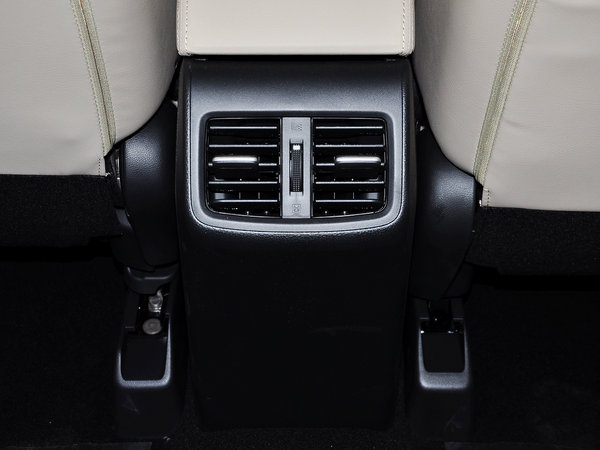 东风本田  1.8L 自动 前排座椅中央后方整体