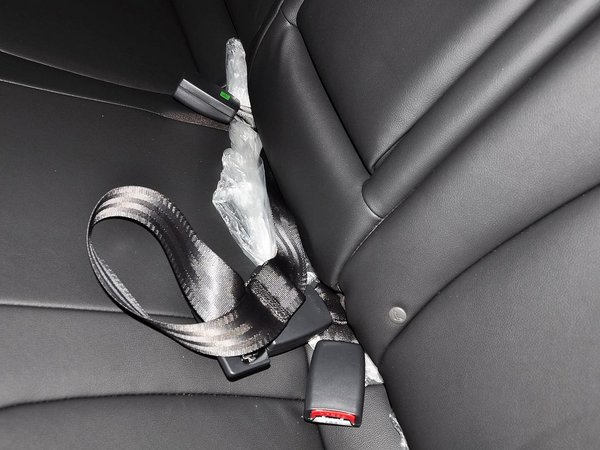 东风悦达起亚  2.0L 自动 第二排座椅安全带