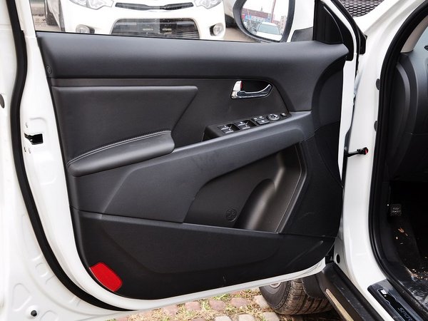 东风悦达起亚  2.0L 自动 左前车门控制区特写