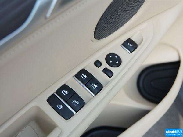 宝马(进口)  xDrive50i 左前车门控制区特写