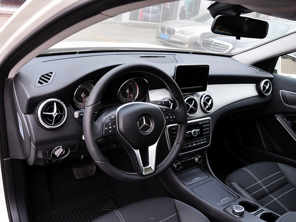 奔驰(进口) GLA 200 中控台左侧