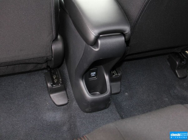 东风本田  1.5L CVT 前排座椅中央后方整体
