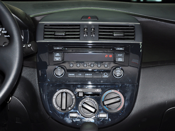东风日产 1.6L CVT 中控仪表台总特写