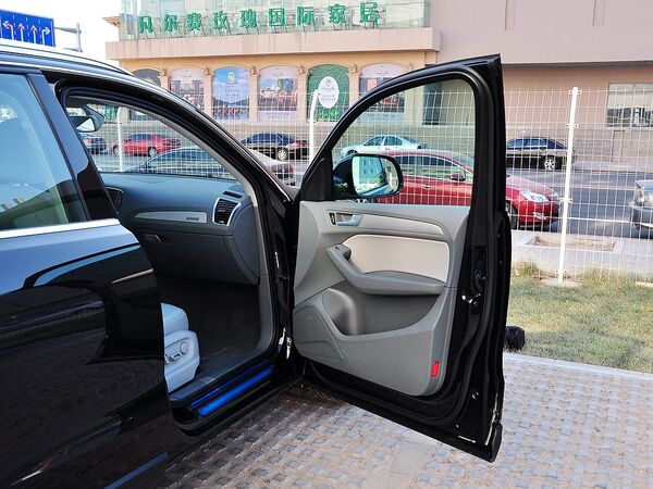 一汽奥迪  40 TFSI 右前车门45度视角