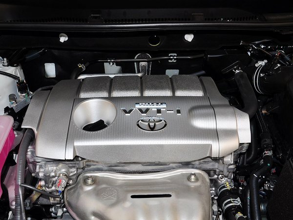 一汽丰田  2.5L 自动 发动机主体特写
