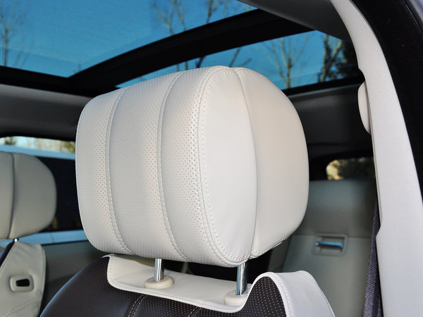 路虎  3.0 V6 驾驶席座椅头枕特写