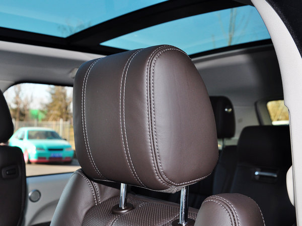路虎  3.0 V6 驾驶席座椅头枕特写