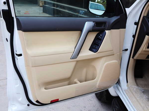 一汽丰田  2.7L 自动 驾驶席座椅正视图