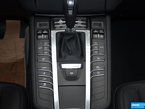 保时捷 Macan S 中控仪表台上方