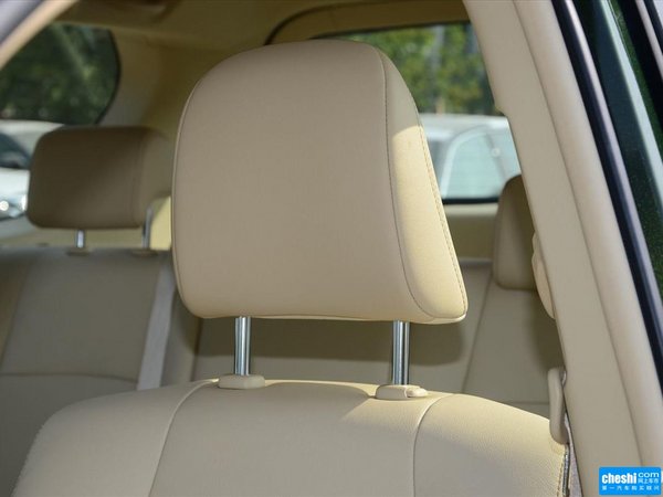 一汽丰田  2.7L 自动 驾驶席座椅头枕特写