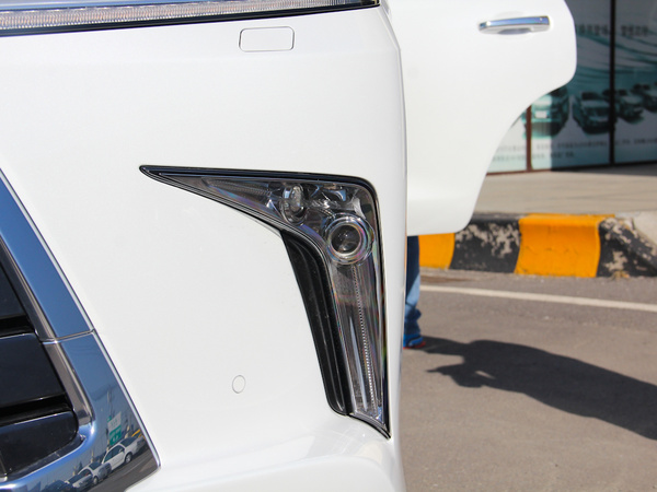 雷克萨斯  570 左前雾灯