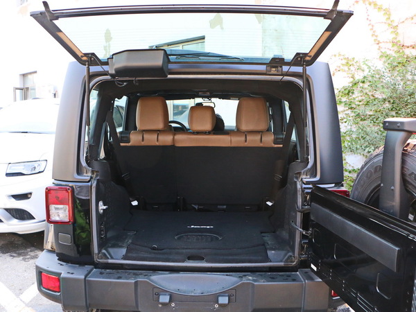 Jeep  3.0L 后备箱