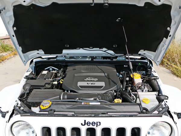 Jeep  3.0L 发动机舱