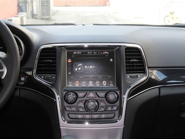 Jeep  3.0TD 中控台