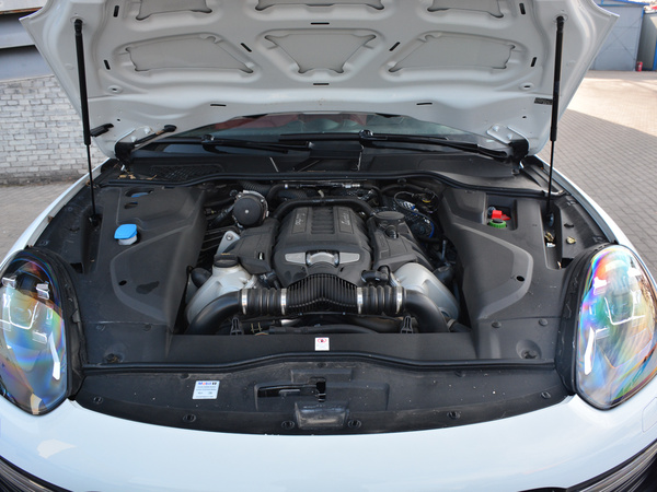 保时捷  Cayenne 发动机舱