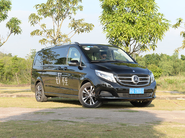 福建奔馳  V 260 L 右前正45度