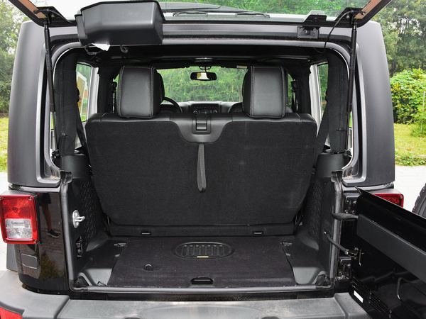 Jeep  3.6L 两门舒享版 后备箱