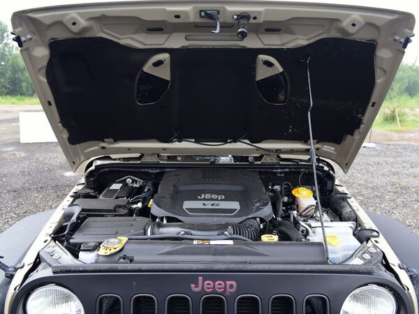 Jeep  3.6L Rubicon Recon 发动机舱