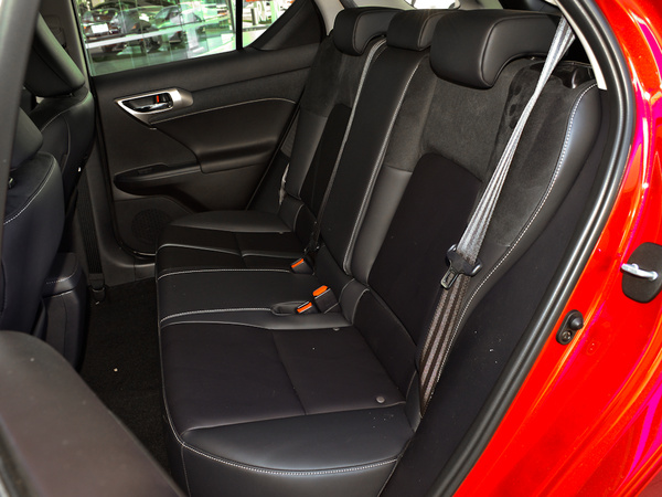 雷克薩斯  CT200h 舒適版 第二排座椅