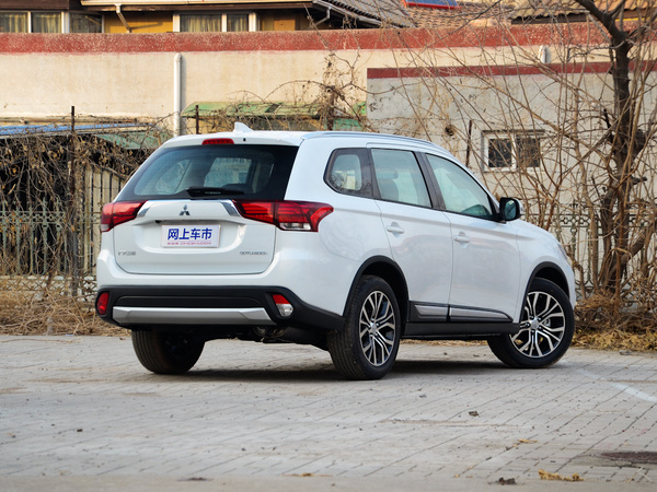 广汽三菱  2.0L 两驱嘉乐版 右后正45度