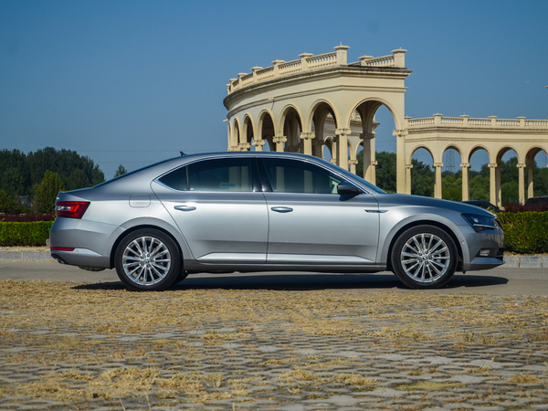 斯柯达  TSI380 正右侧