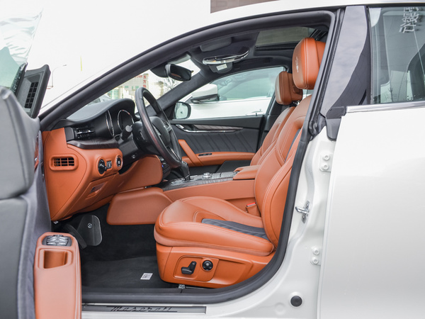 玛莎拉蒂  3.0T 前排空间