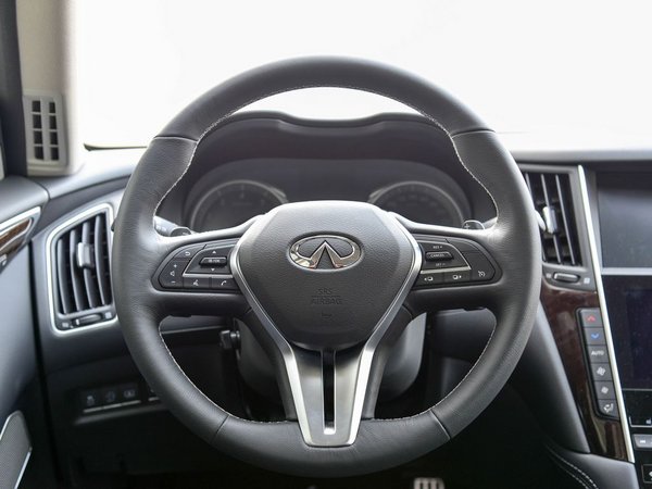 东风英菲尼迪  2.0T 方向盘